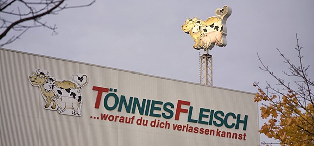 Großschlachter baut Heparinfabrik Fassade einer Fleischfabrik der Tönnies-Gruppe im westfälischen Rheda-Wiedenbrück.