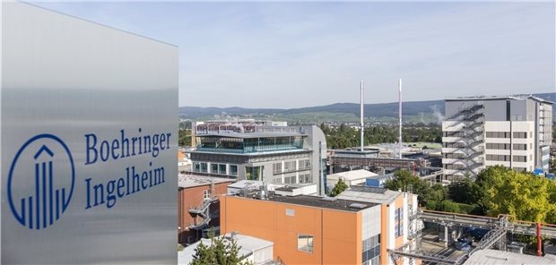 Corona-Impfstoff: Pharma-Chefs betonen Zugang für alle Fassade mit Schriftzug Boehringer Ingelheim am Konzern-Stammsitz in Ingelheim. Publikationsname / Publikationsnummer / E-Tag TT.MM.JJJJ (optional)