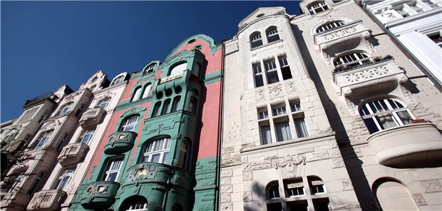 Fassaden von Wohnhäusern aus der Kölner Südstadt. Für die nächsten Jahre lässt sich mit Immobilien wohl nur Geld verdienen, wenn sich der Standort gut entwickelt und die Mieten weiter steigen