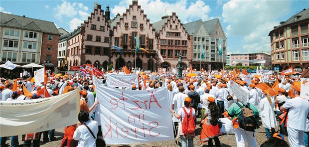 Lenken Kliniken bald ein? Streiks gehen trotzdem weiter Fast 5000 Ärzte kamen zur Großkundgebung auf den Römerberg in Frankfurt / Main.