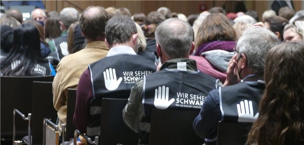Ärzte in Sachsen-Anhalt und Rheinland-Pfalz protestieren gegen Lauterbachs Sparpolitik Fast alle Teilnehmerinnen und Teilnehmer der Protestaktion tragen eine schwarze Warnweste mit der Aufschrift "Wir sehen schwarz! Für die Zukunft unserer Praxen".
