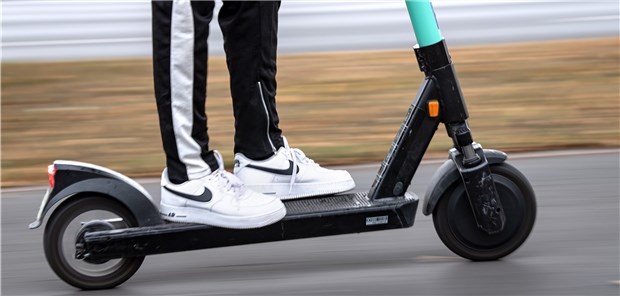 E-Tretroller sind „eine Katastrophe“ Fast and furious: E-Scooter – hier auf einem Radweg – sorgen seit ihrer Zulassung immer wieder für heftige Debatten.