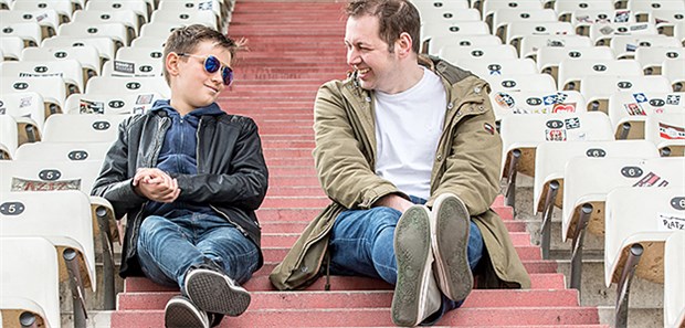 Groundhopping mit Asperger Fast einhundert Vereine in sieben Ländern haben sich Vater Mirco und sein Sohn Jason in den vergangenen sechs Jahren angeschaut.