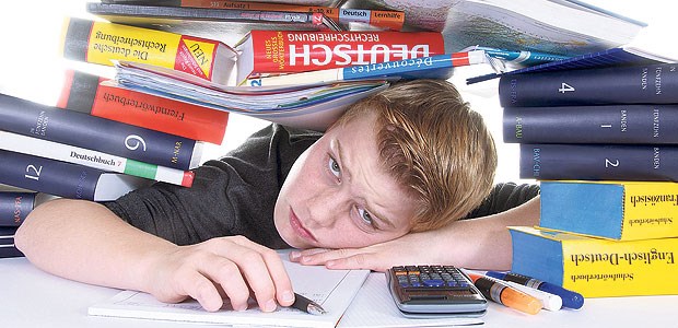 Schulstress macht immer mehr Kinder krank Fast erschlagen von zu viel Lernstoff: Das klassische Leistungsprinzip macht immer mehr Schülern gesundheitlich zu schaffen.