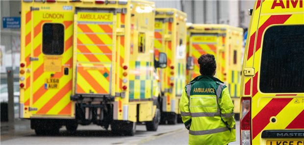 BBC: 10.000 Krankenwagen warten eine Stunde vor Notaufnahme Fast haben es die Notfallpatienten geschafft: Doch bei der Übergabe vom Rettungswagen an die Klinik vergehen in jedem achten Fall bis zu 60 Minuten, geht aus einer Erhebung der BBC hervor.