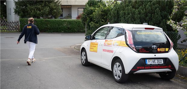 Pflegebevollmächtige Moll fordert Sonderparkrechte für Pflegedienste Fast immer im Stress: Pkw eines mobilen Pflegedienstes.