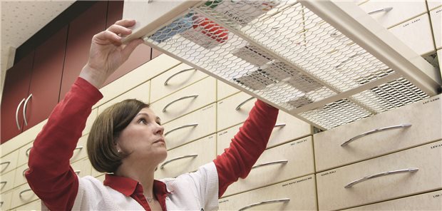 Bayern will mit drei weiteren Ländern über Arzneiversorgung beraten Fast leere Arzneimittelschränke in einer Apotheke. Viele Schmerzmittel und Arzneimittel waren im letzten Herbst und Winter nicht lieferbar, das soll nach Wunsch von Bundesgesundheitsminister Lauterbach dieses Jahr nicht passieren.