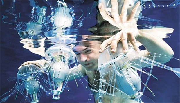 Trypanosomen und rote Blutkörperchen Faszinierende Farben, Motive und Bilder aus der Wissenschaft.