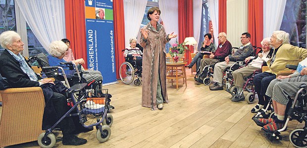 Märchenstunde gegen das Vergessen Faszinierte Zuhörerinnen und Zuhörer: Marlies Ludwig erzählt Märchen - und regt damit das Erinnerungsvermögen von Männern und Frauen mit Demenz an.