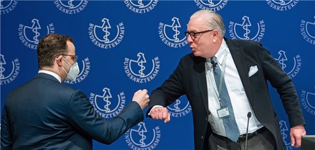 Reinhardt zur GOÄ-Novelle: Ausreden gelten nicht mehr Faust auf Faust: Gesundheitsminister Jens Spahn und BÄK-Präsident Klaus Reinhardt.