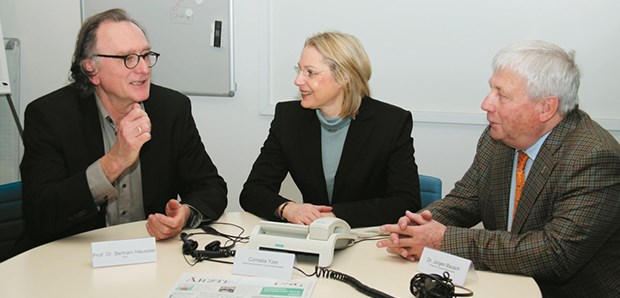 Auch ab 2011 gilt: Kassen zahlen alle Innovationen Fazit der Experten - das AMNOG hat einen Teil der Ärzte verunsichert: Professor Bertram Häussler (li.), Cornelia Yzer und Dr. Jürgen Bausch bei der Telefonaktion der "Ärzte Zeitung" in Berlin.