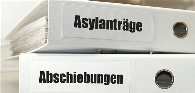 Sind Asylbewerber suizidgefährdet, müssen sie vom Amtsarzt untersucht werden Fehlen fachärztliche Gutachten, können die Behörden suizidgesfährdete Asylbewerber nicht einfach abschieben. Die Reisefähigkeit muss ausreichend geprüft werden.