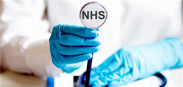 Stethoskop mit NHS-Schriftzug