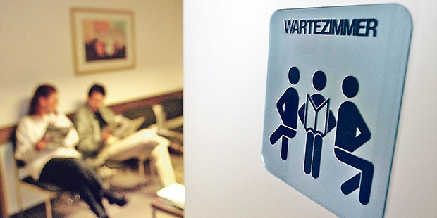 Kontrollgang zum Wohlfühlen Fehlende Ablenkung und Information machen für Patienten das Warten oft unerträglich.