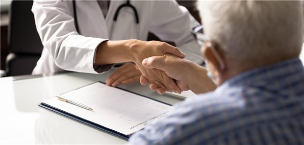 Fehlt schmerzbedingt und durch Entzündungen in den Fingergrundgelenken die Kraft? Ein Händedruck sagt hier viel aus. (Symbolbild mit Fotomodellen)