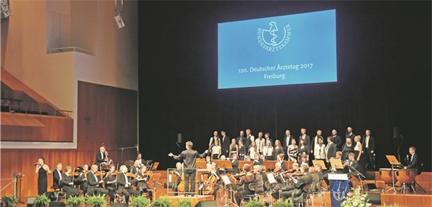 Gröhe demonstriert Harmonie mit den Ärzten Feierliche Eröffnung des 120. Deutschen Ärztetages mit musikalischer Begleitung am Dienstagmorgen in der Konzerthalle in Freiburg.
