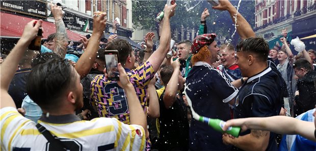 Briten staunen über sinkende Corona-Infektionszahlen Feiernde Fans während der Fußball-EM auf Londons Straßen. Solche Bilder haben vielen britischen Ärzten die Schweißperlen auf die Stirn getrieben.