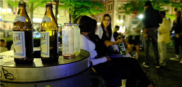 Junge Leute in Corona-Pandemie rücksichtsvoll Feiernde junge Erwachsene am Gärtnerplatz in München: Entgegen der landläufigen Meinung halten sich junge Leute mehrheitlich an die Corona-Beschränkungen.