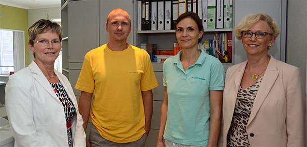 Thüringen gibt vorsichtig Entwarnung Feierstunde zum Fünf-Jährigen: KBV-Vorstand Regina Feldmann (links) und KV-Thüringen-Chefin Dr. Annette Rommel (rechts) gemeinsam mit Dr. Mark Schmidt, Allgemeinmediziner aus Erfurt und ehemaliger Thüringen-Stipendiat sowie Dr. Jeanin Brückner, Ärztin in Weiterbildung und eine aktuelle Thüringen-Stipendiatin.