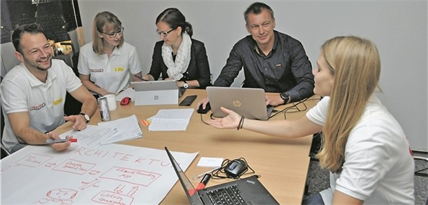 Auf der Suche nach digitalen Praxishelfern Feinschliff kurz vor dem Pitch beim Kieler Healthcare Hackathon: Das Team um Gesundheitsökonomin Lena Piest (Mitte) tüftelt an der Programmierung für einen Roboter, der Patienten im Krankenhaus anleitet.