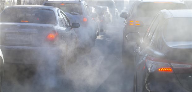 Autos stoßen Gase aus.