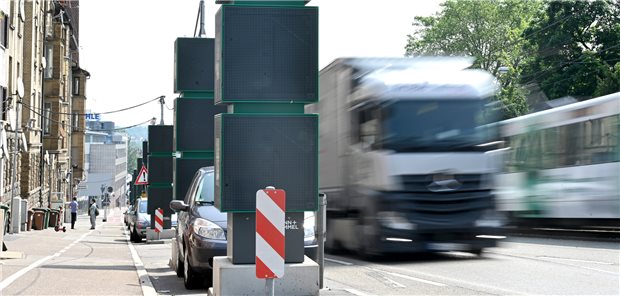 AOK-Kooperation: Verbindung von Umwelt- und Gesundheitsdaten im Fokus Feinstaubfilter an einer stark belasteten Straße in Stuttgart: Das Forschungsprojekt von AOK und DLR ermöglicht es, Umweltstressoren und Gesundheitsdaten der Kasse zu kombinieren.