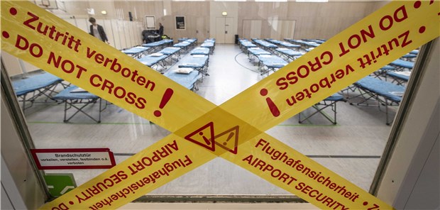 Feldbetten stehen in einer Turnhalle auf dem Gelände des Flughafens in Frankfurt für die Ankunft von China-Rückkehrern bereit.