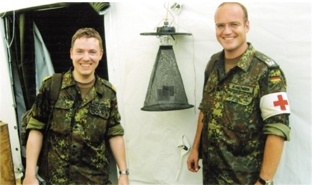 Infektionen bedrohen Soldaten bei Einsätzen im Ausland mehr als Terroristen Feldlager der Bundeswehr in den Tropen: Dr. Hans-Ulrich Holtherm (rechts) und ein Kollege mit einer CDC-Insektenfalle.