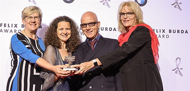 Maar an Ärzte: "Für Darmkrebs gibt es kein zu jung" Felicitas Kubala, Christina Sandner, Thorsten Weingaertner, Martina Oswald, Preistraeger FBA Betriebliche Praevention