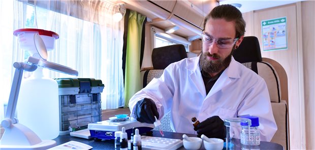 Felix Blei vom Kooperationspartner „miraculix“ aus Jena zeigt ein Testverfahren für das Drug-Checking im mobilen Labor.