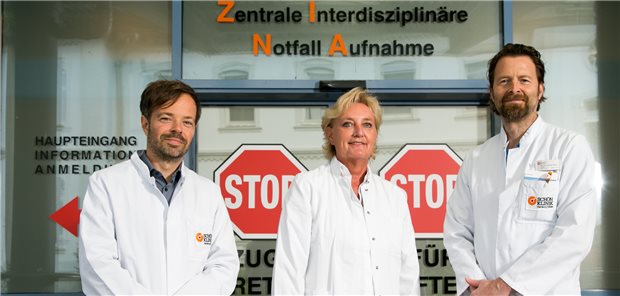 Notaufnahme der Hamburger Schön Klinik hat eine neue Leitung Felix Klug, künftiger Leitender Oberarzt der ZNA, und Dr. Gabriele Groth, Leitende Ärztin der ZNA, gehören zum Team von Professor Alexander Kühne, der das Zentrum der Interdisziplinären Notfall- und Akutmedizin der Hamburger Schön Klinik leitet. (v. li. n. re.)