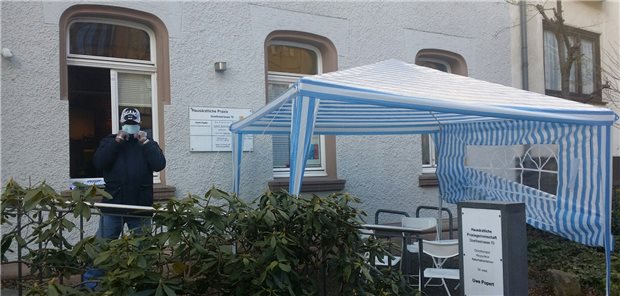 Ein Fenster und ein Bierzelt als Schutz vor Corona Fenstertresen und Bierzelt-Wartezimmer von Dr. Uwe Popert in Kassel.