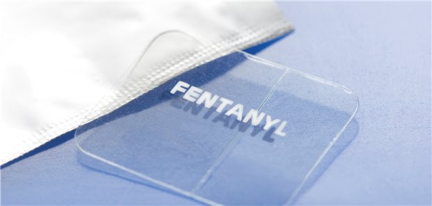 Lumbal angebrachtes Pflaster – der Ehemann einer 89-Jährigen hat ihr ein transparentes Fentanylpflaster aufgeklebt. Das blieb nicht folgenlos (Symbolbild mit Fotomodell).