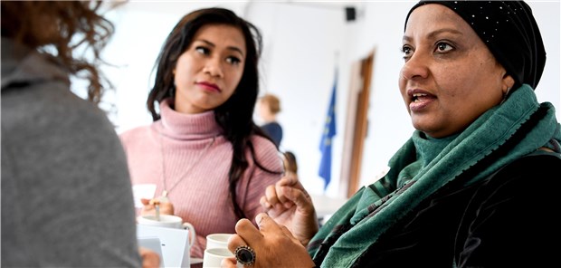 Genitalverstümmelung auch in Deutschland bekämpfen! Ferawaty Simanjuntak-Soltmann (M.), Aktivistin für Frauenrechte und Habiba Al-Hinai (rechts), Frauenrechtlerin, berichten bei der Vorstellung der Dunkelzifferstatistik zur Genitalverstümmelung von ihren Erfahrungen.