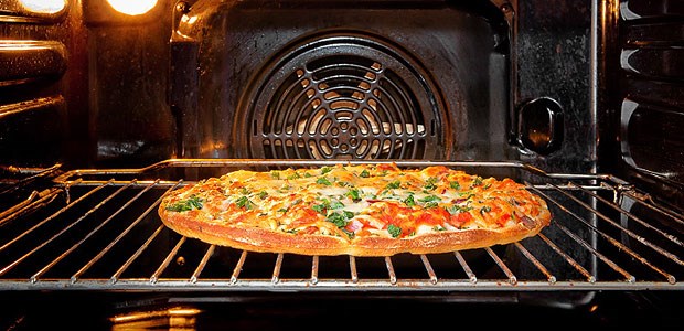 Finger weg von Fertigpizza und Chips? Fertig-Pizza im Backofen: Davon sollten MS-Patienten wohl besser die Finger lassen.