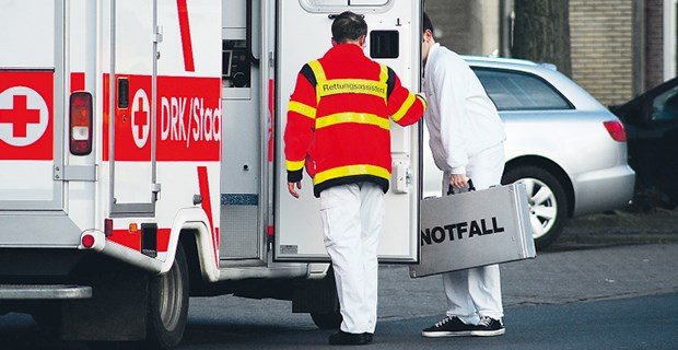 Notärzte wollen ins Gesetz Fertig zum Transport: Leistungen von Notärzten werden nur vergütet, wenn der Patient in die Klinik kommt.