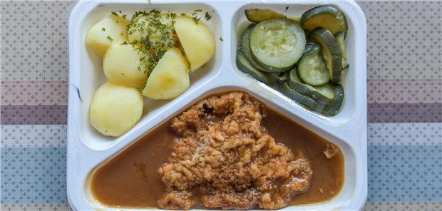 Vegan, halal, bio – Kliniken setzen auf mehr Vielfalt für die Mahlzeiten Fertiggericht, Kartoffeln, Schnitzel: Die Zeiten haben sich in vielen Krankenhäusern mittlerweile geändert. Heute ist die Auswahl häufig größer, und nicht immer muss ein Stück Fleisch dabei sein.