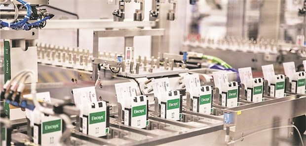 Fertigungsstraße für Immundiagnostika bei Roche am Standort Mannheim. Hier werden auch künftige Blockbuster wie die Antikörper Atezolizumab und Ocrelizumab abgefüllt und verpackt.