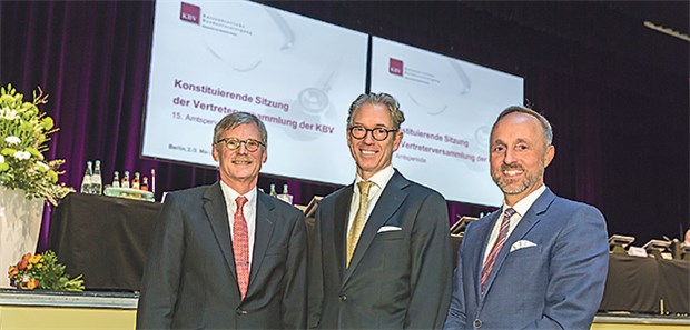 Gassen, Hofmeister, Kriedel stellen die neue KBV-Spitze Fest entschlossen, die KBV als Team zu führen (v. l. n. r.): Dr. Thomas Kriedel, der neue dritte Vorstand, Vorstandsvorsitzender Dr. Andreas Gassen und sein Stellvertreter Dr. Stephan Hofmeister.