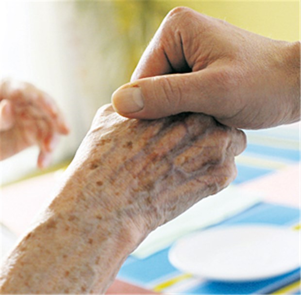 Versorgungssteuerung ja, aber in welcher Hand? Fest im Griff: Eine helfende Hand aus Praxis, Klinik oder Pflege kann alte, multimorbide Patienten bei der Versorgung unterstützen.