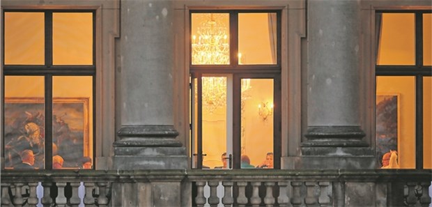 Nur eine Klippe für die Jamaika-Kapitäne Festbeleuchtung in der Parlamentarischen Gesellschaft in Berlin, Ort der ersten Treffen von „Jamaika“. Durch das Fenster zu erkennen: Kanzleramtschef Peter Altmaier (r. ), Grünen-Vorsitzende Simone Peter und ihr schräg gegenüber im grünen Blazer Kanzlerin Angela Merkel.