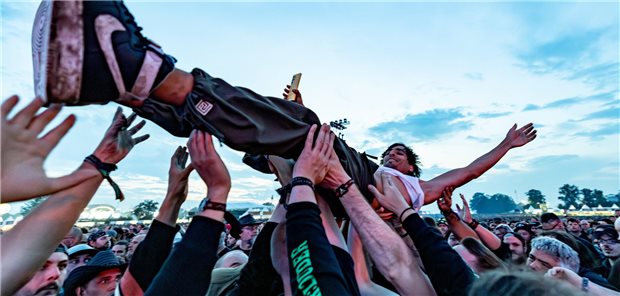 Festivalbesucher feiern zum Abschluss des Wacken Open Air vor den Bühnen. Das WOA gilt als größtes Heavy-Metal-Festival der Welt.