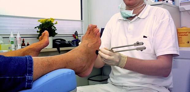 Hausärzte und Diabetologen an einem Strang Feststellung des Fußstatus' ist obligatorisch.