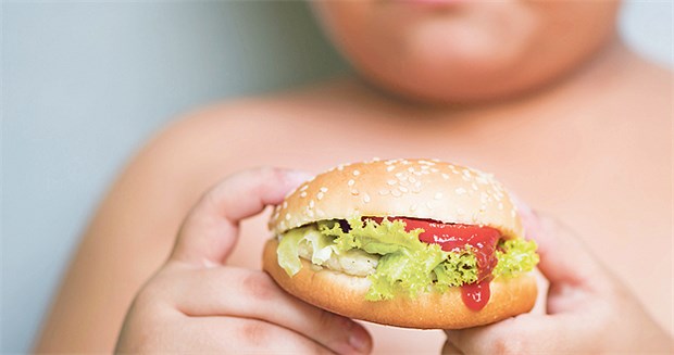 Dreijähriges Mädchen mit Typ-2-Diabetes Fette und hochkalorische Ernährung führte bei dem kleinen Mädchen zu Typ-2-Diabetes.