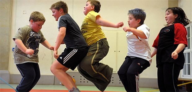 WHO fordert eingeschränkte Werbung Fettleibigkeit bei Kindern und Jugendlichen hat alarmierende Ausmaße angenommen, so die WHO.