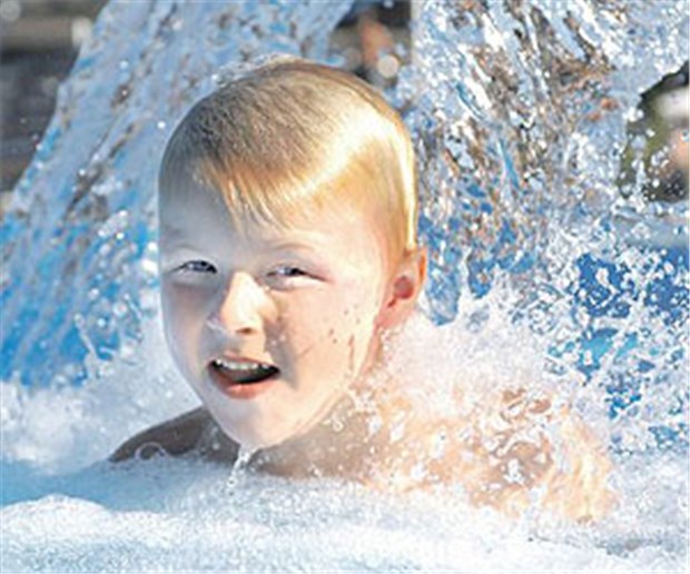 Otitis externa nach dem Badespaß Feuchte Umgebung beim Schwimmen begünstigt Otitiden.