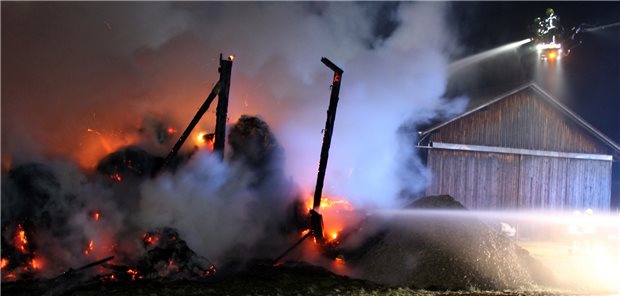 Feuerlöschen mit Nebenwirkung: Beim Abbau des Löschmittelschaums entstehen auch kürzerkettige PFAS. Diese persistenten Verbindungen stellen, wenn sie in die Umwelt gelangen, erneut ein Problem für den Boden- und Grundwasser-, sowie für den Gewässer- und insbesondere für den Trinkwasserschutz dar.