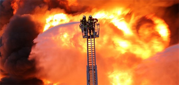 Löschen geht auch aufs Herz Feuerwehr im Einsatz: Forscher haben entdeckt, warum viele Helfer Herzprobleme haben.