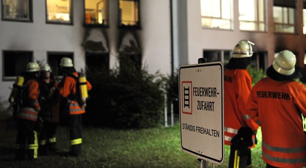 Patientin stirbt bei Klinikbrand Feuerwehr im Einsatz: In Ettenheim stand eine Klinik in Flammen.