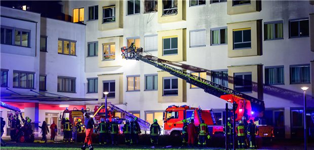 Klinik in Uelzen nimmt nach Brand wieder Betrieb auf Feuerwehr in der Nacht zum 5. Januar im Einsatz am Klinikum Uelzen: Am späten Abend des Donnerstags (4. Januar) war im dritten Stock der Klinik ein Brand ausgebrochen.